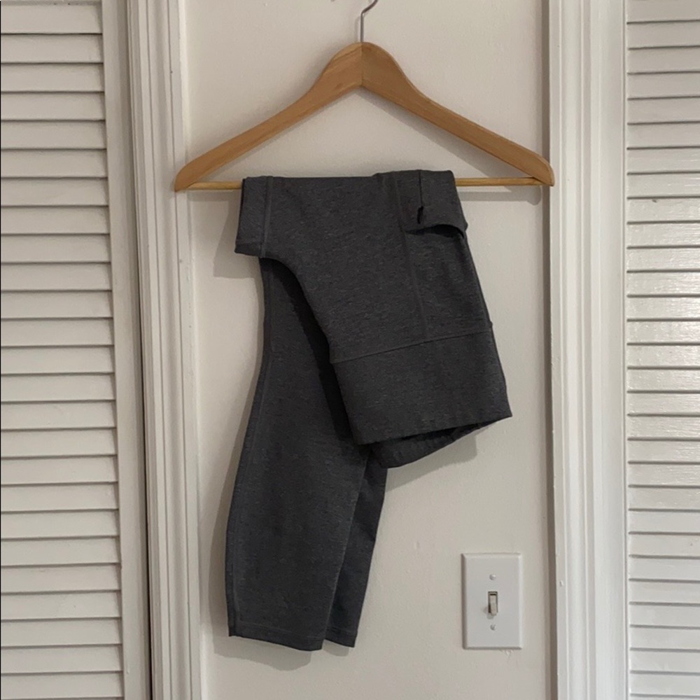 LIKE NEW Athleta Leggings w/pockets